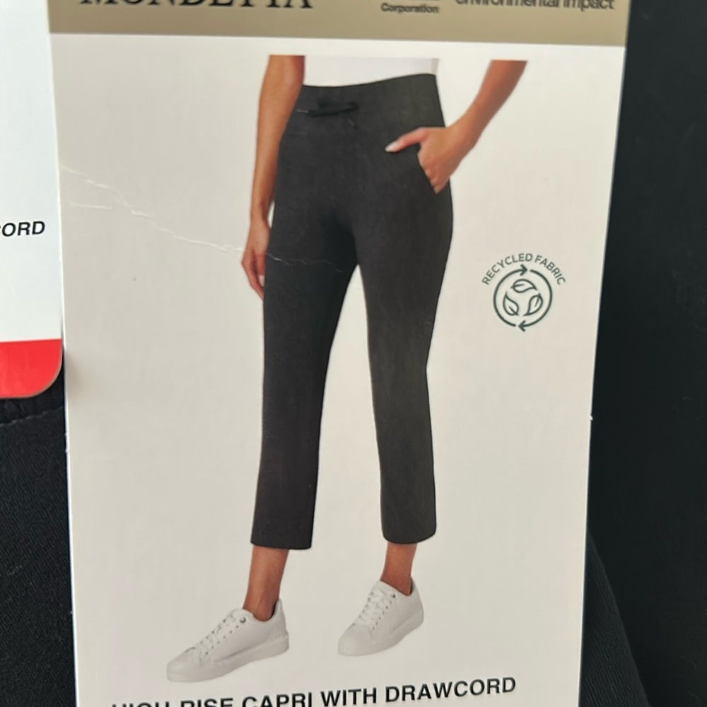 Mondetta Black Cropped Pants Inseam 25” Slight Flared Hem